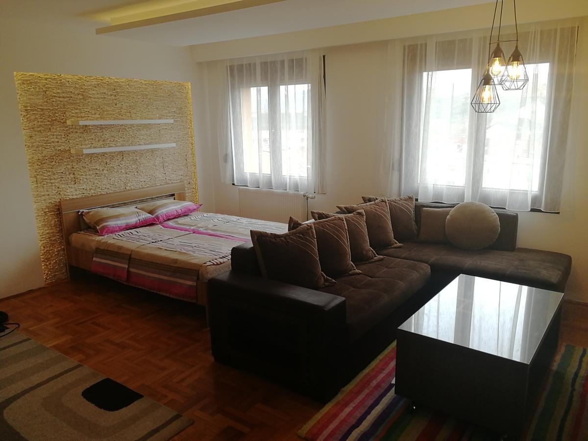 Apartment Aleksija Ni Екстериор снимка