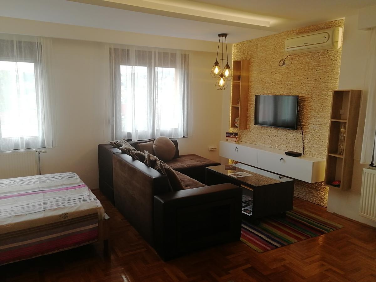Apartment Aleksija Ni Екстериор снимка