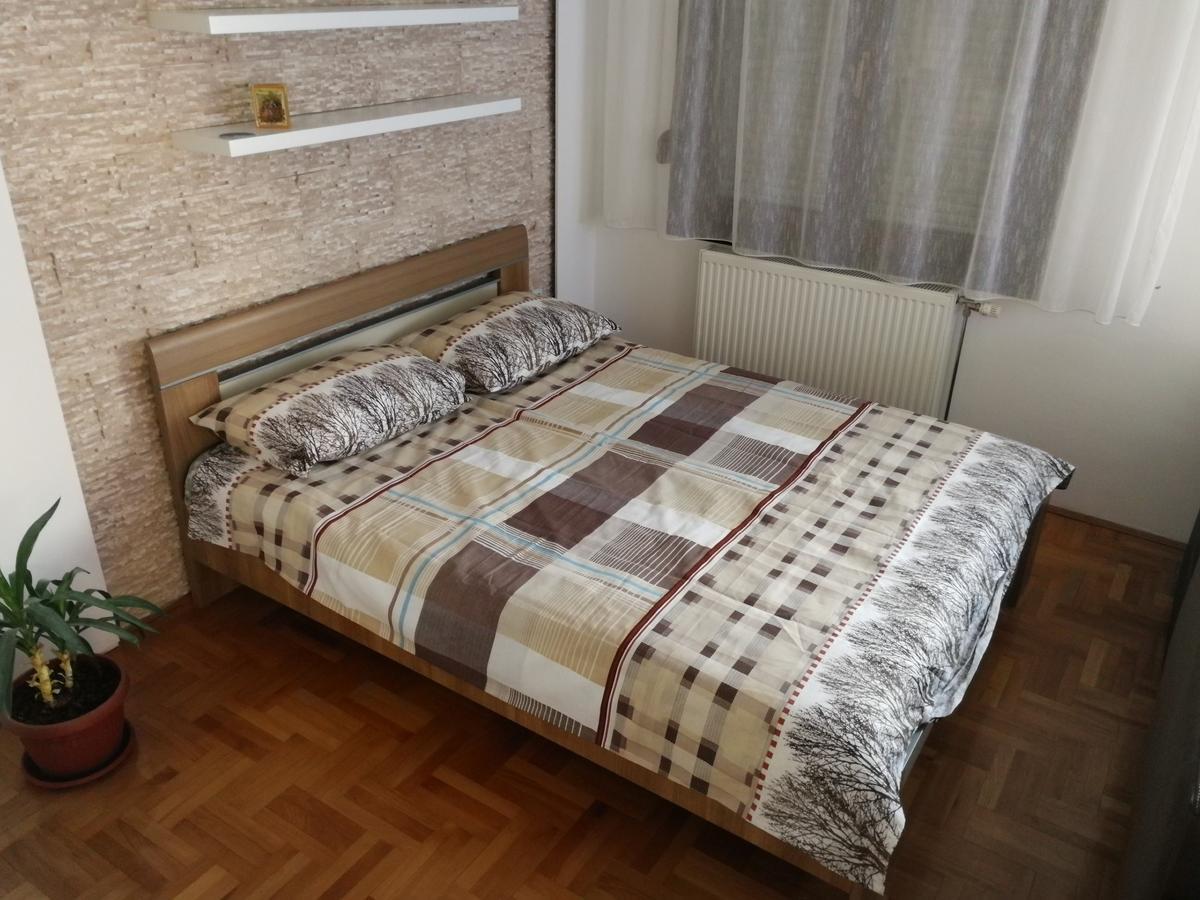 Apartment Aleksija Ni Екстериор снимка